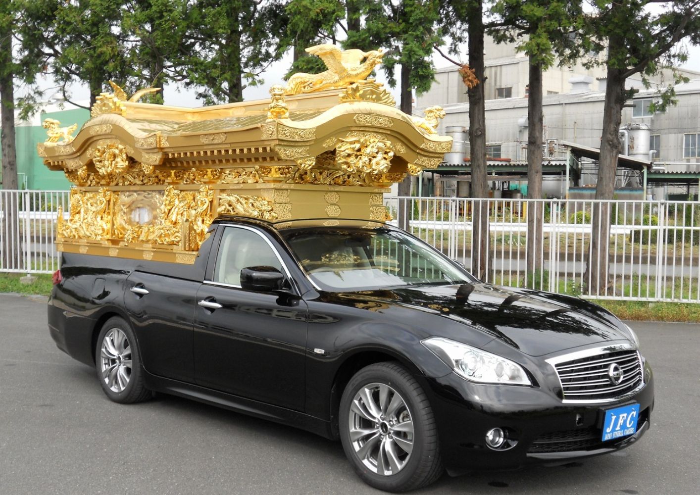 川越市の立ち華葬祭の宮型霊柩車